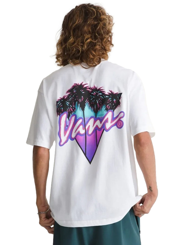 Hombre vistiendo una camiseta blanca de manga corta de la marca VANS con un pequeño logo negro en el pecho.