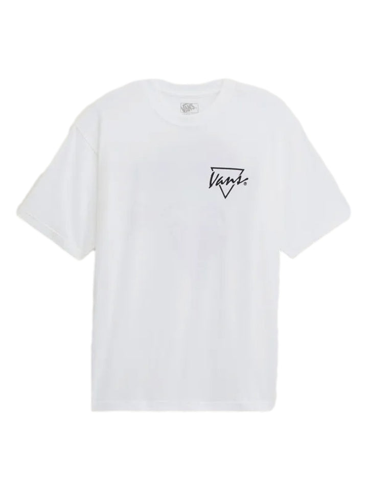 Hombre vistiendo una camiseta blanca de manga corta de la marca VANS con un pequeño logo negro en el pecho.