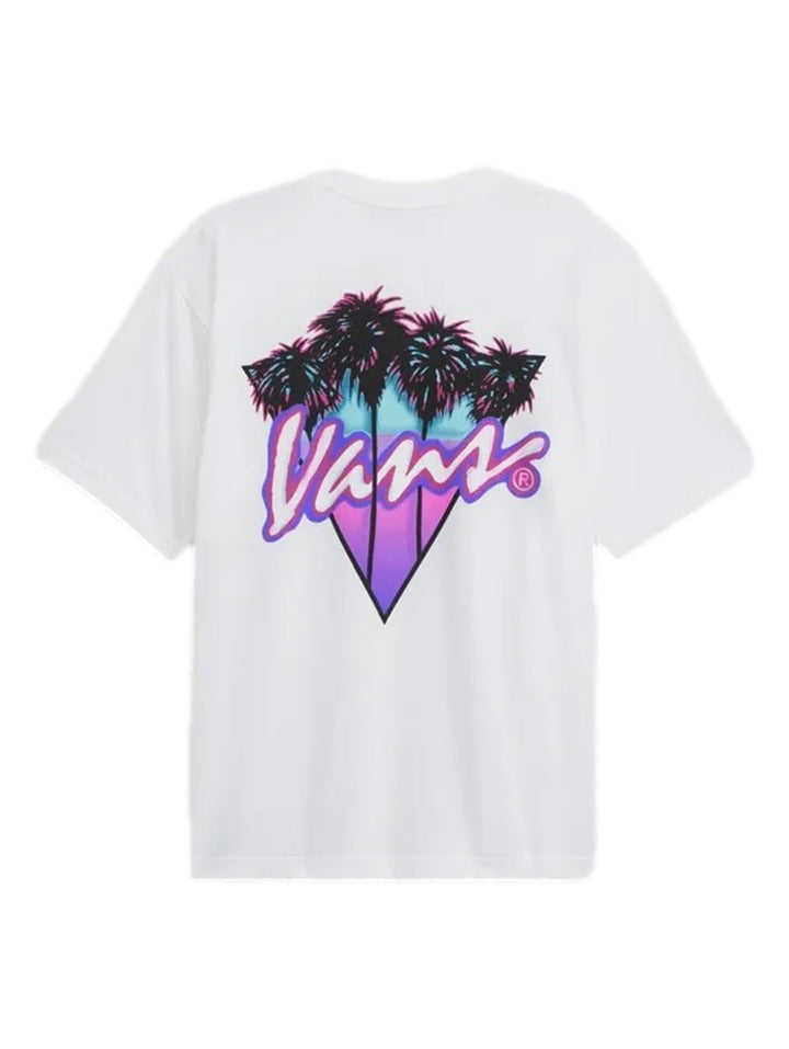 Hombre vistiendo una camiseta blanca de manga corta de la marca VANS con un pequeño logo negro en el pecho.
