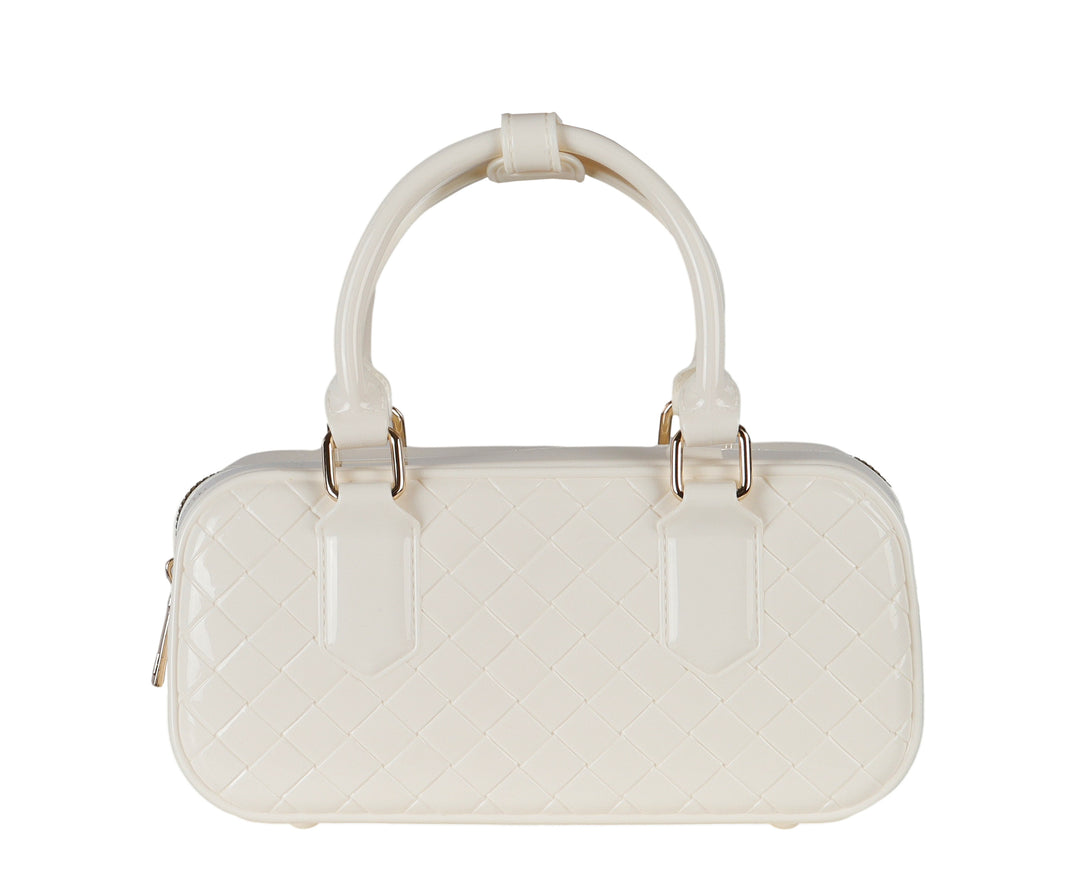 Bolsa de plástico color latte con diseño acolchado y herrajes dorados.
