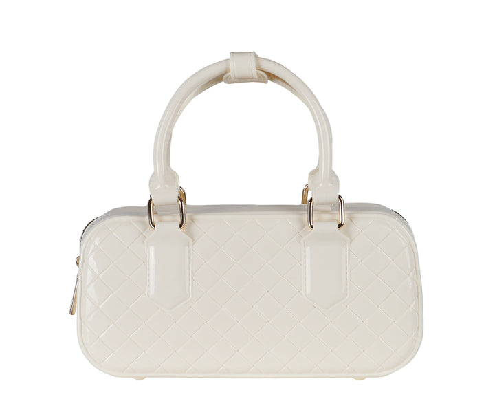 Bolsa de plástico color latte con diseño acolchado y herrajes dorados.