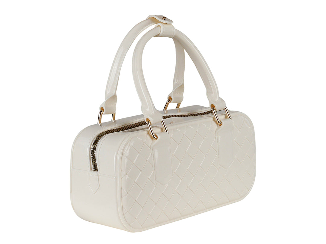Bolsa de plástico color latte con diseño acolchado y herrajes dorados.