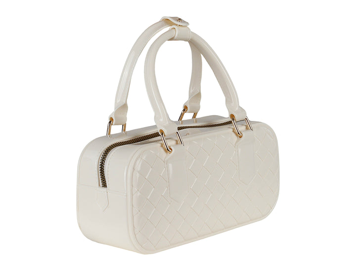 Bolsa de plástico color latte con diseño acolchado y herrajes dorados.