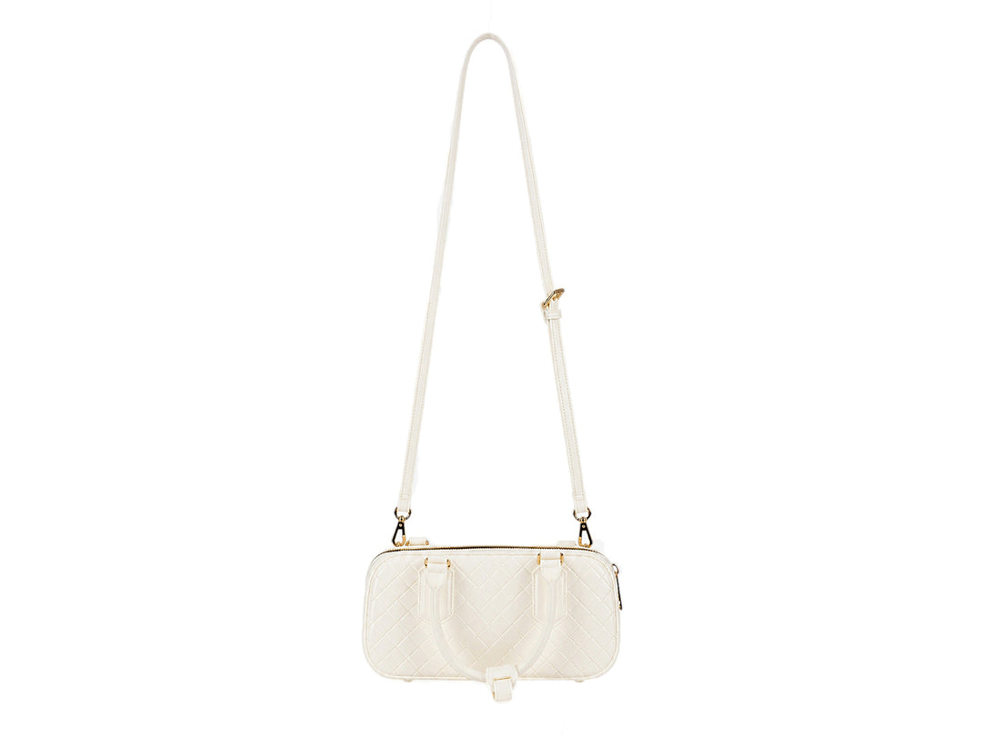Bolsa de plástico color latte con diseño acolchado y herrajes dorados.