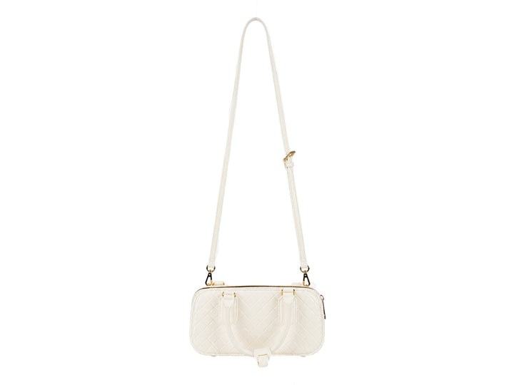 Bolsa de plástico color latte con diseño acolchado y herrajes dorados.