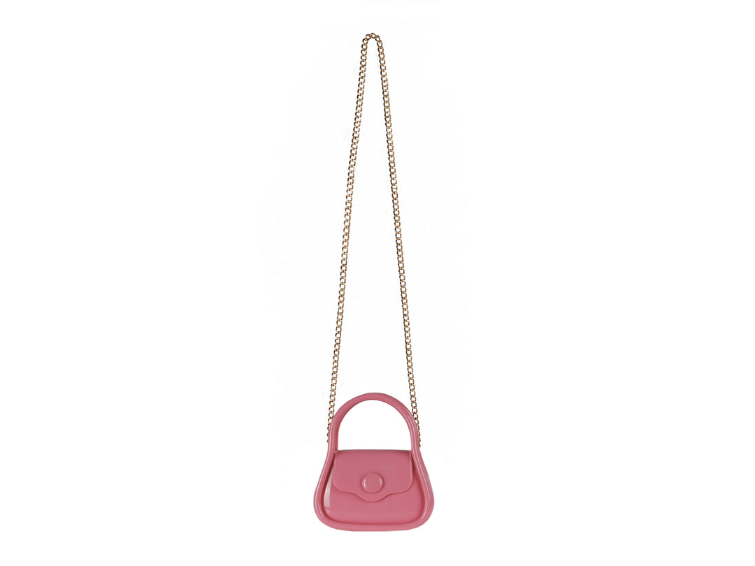 Bolsa de plástico color fucsia brillante con asa superior y cierre de solapa.