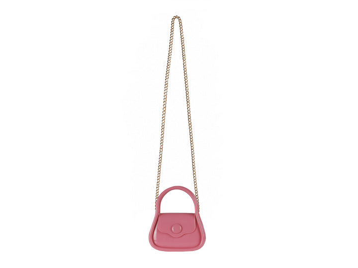 Bolsa de plástico color fucsia brillante con asa superior y cierre de solapa.