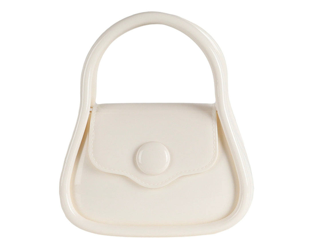 Bolsa de mano color latte con asa circular y acabado brillante.