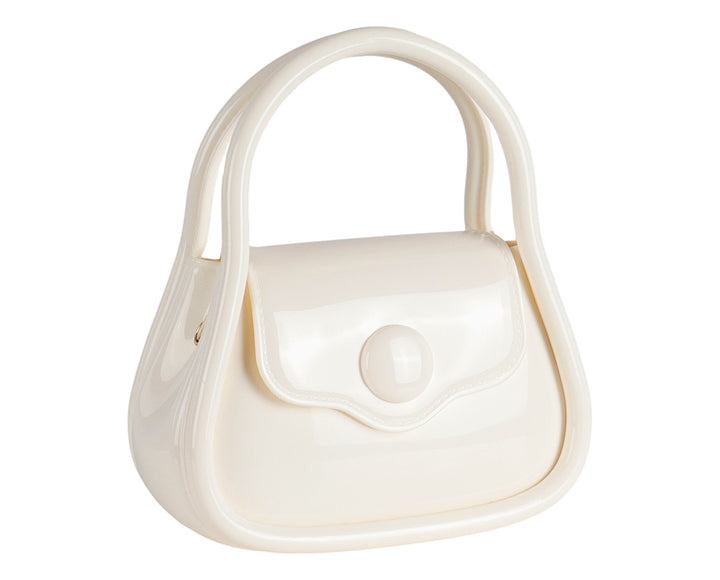 Bolsa de mano color latte con asa circular y acabado brillante.