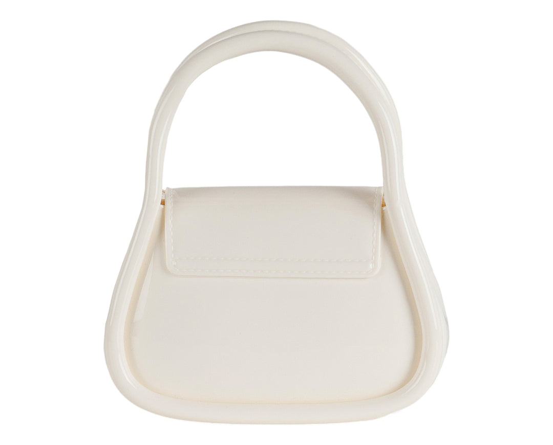 Bolsa de mano color latte con asa circular y acabado brillante.
