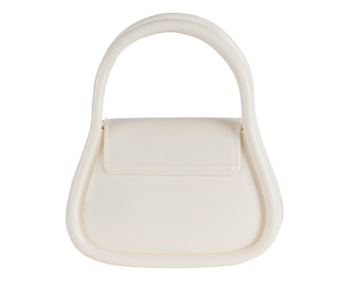 Bolsa de mano color latte con asa circular y acabado brillante.