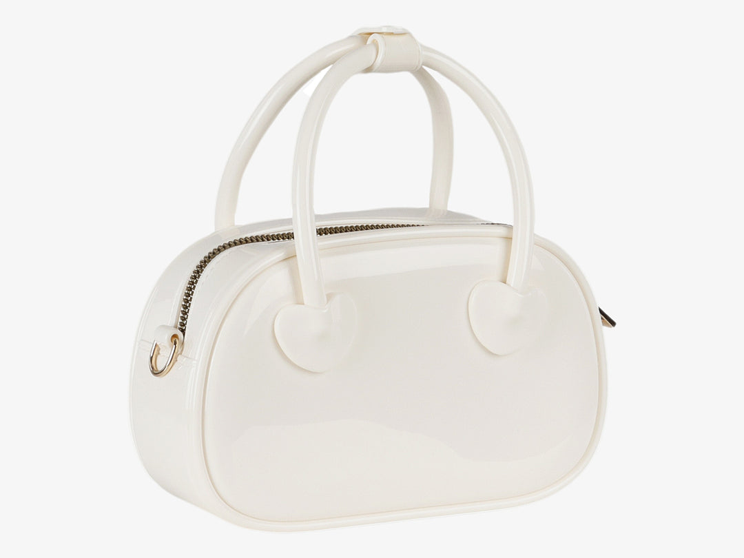 Bolsa de plástico color latte con detalles de corazones y asa superior.