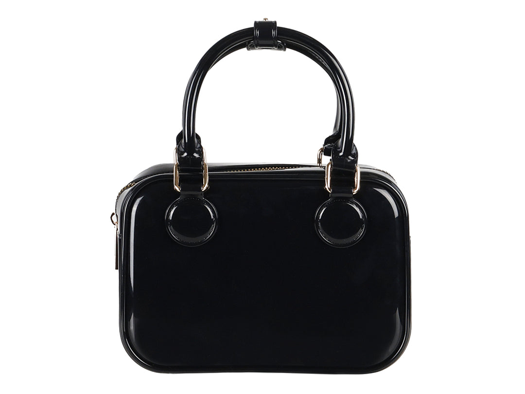 Bolsa de plástico color negro brillante con asa superior y detalles en color dorado.