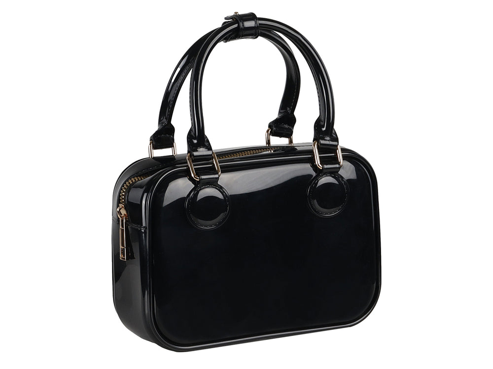 Bolsa de plástico color negro brillante con asa superior y detalles en color dorado.