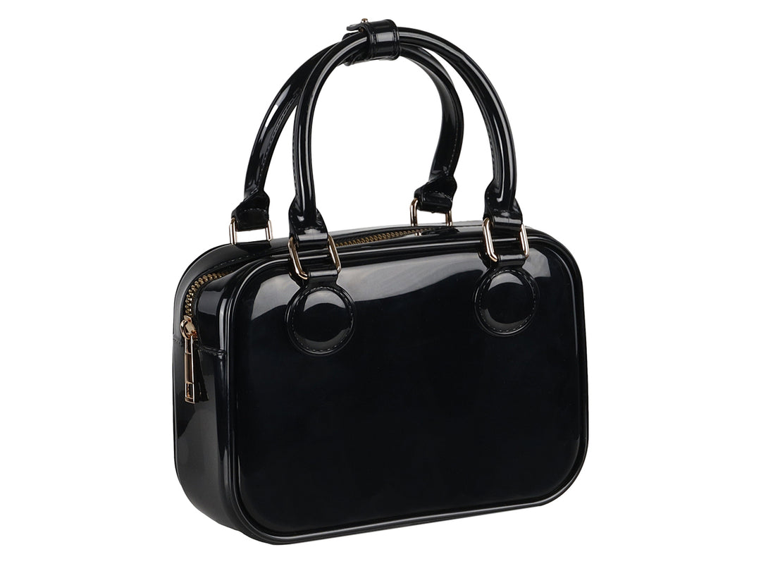 Bolsa de plástico color negro brillante con asa superior y detalles en color dorado.