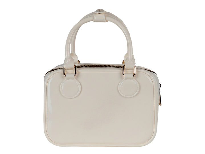 Bolsa de mano color latte con acabado brillante y detalles metálicos dorados.