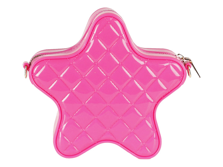 Bolso en forma de estrella color fucsia con acabado brillante y textura acolchada.