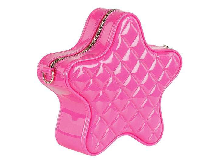 Bolso en forma de estrella color fucsia con acabado brillante y textura acolchada.