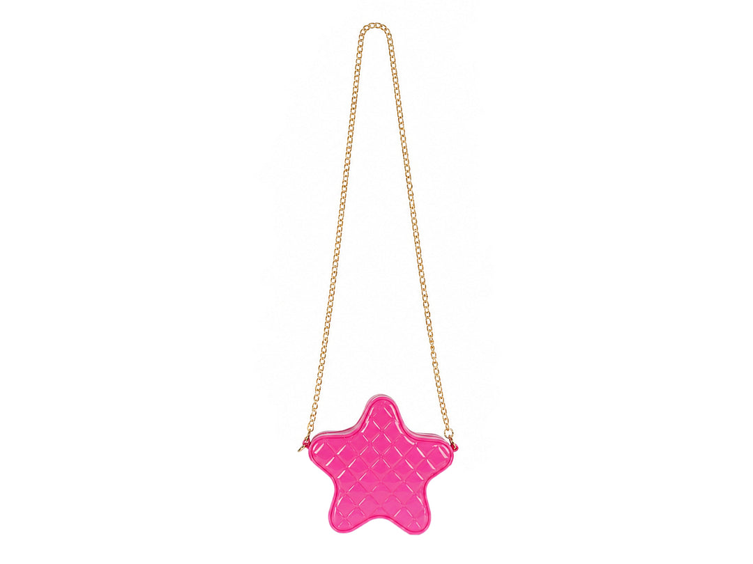 Bolso en forma de estrella color fucsia con acabado brillante y textura acolchada.