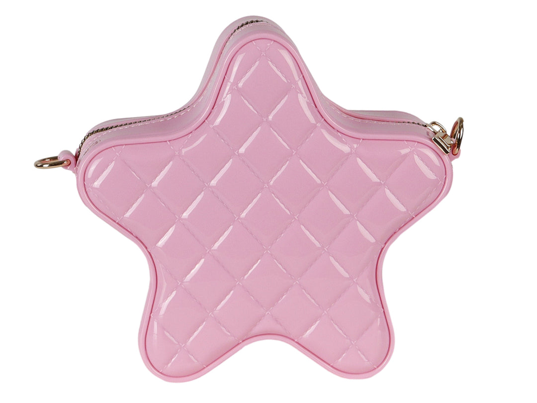 Bolsa de hombro en forma de estrella color rosa con acabado brillante y textura acolchada.