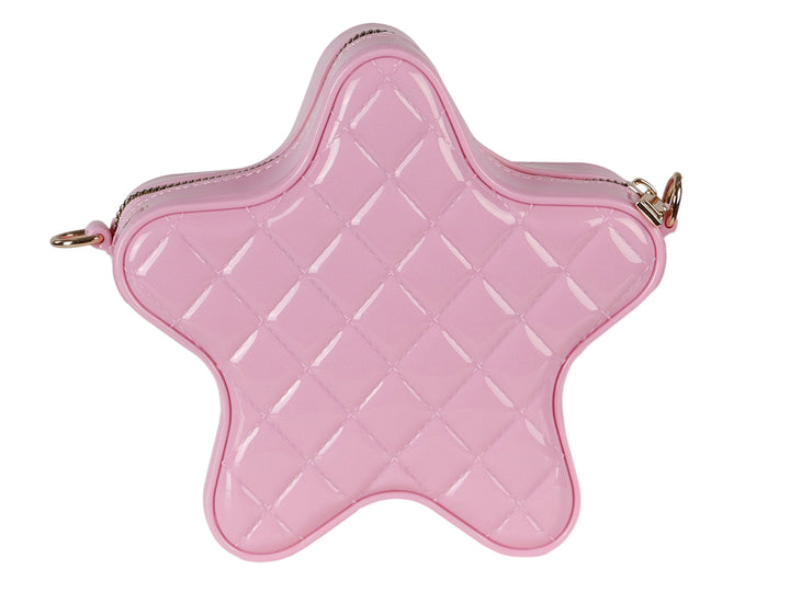 Bolsa de hombro en forma de estrella color rosa con acabado brillante y textura acolchada.
