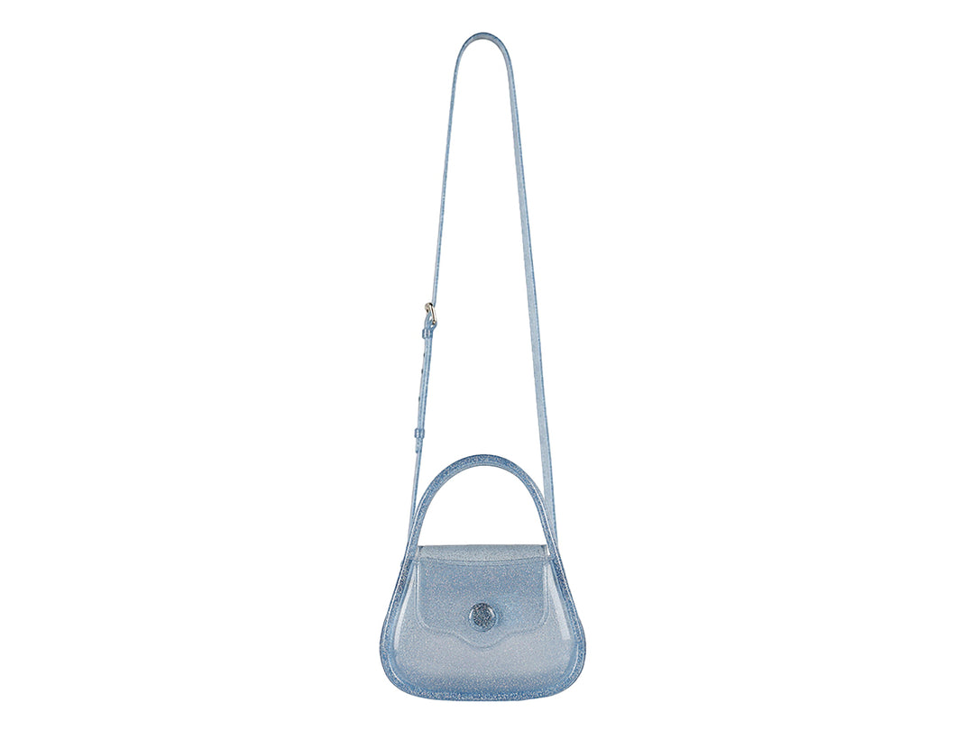Bolsa de hombro de plástico color azul con glitter y asa superior.