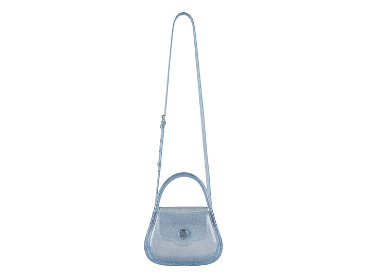 Bolsa de hombro de plástico color azul con glitter y asa superior.