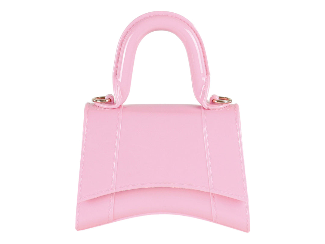 Bolsa de mano color fucsia brillante con asa redondeada y herrajes dorados.