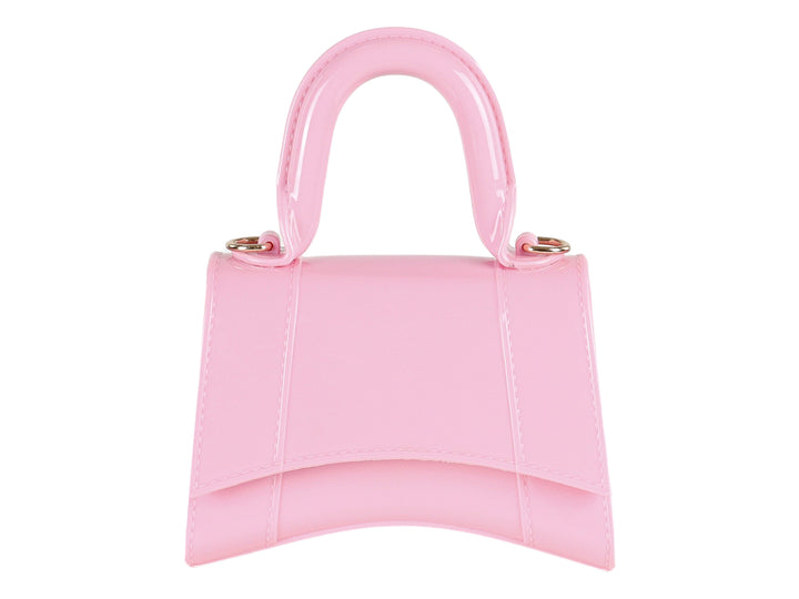 Bolsa de mano color fucsia brillante con asa redondeada y herrajes dorados.