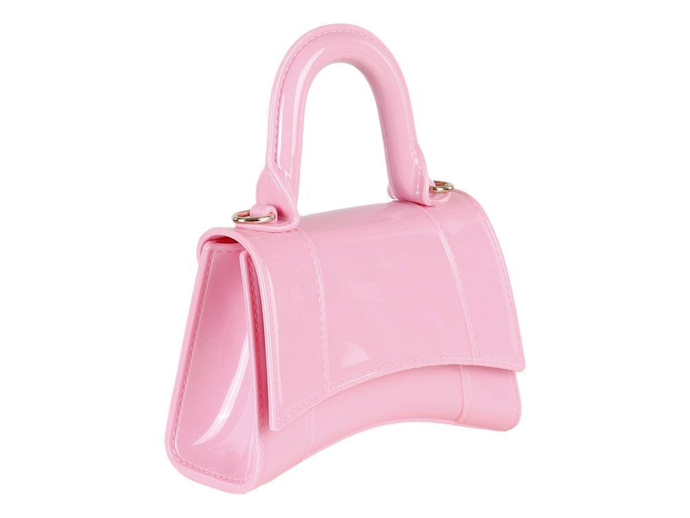 Bolsa de mano color fucsia brillante con asa redondeada y herrajes dorados.