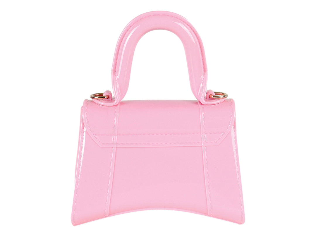Bolsa de mano color fucsia brillante con asa redondeada y herrajes dorados.