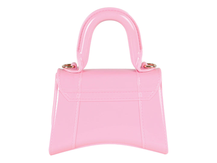 Bolsa de mano color fucsia brillante con asa redondeada y herrajes dorados.