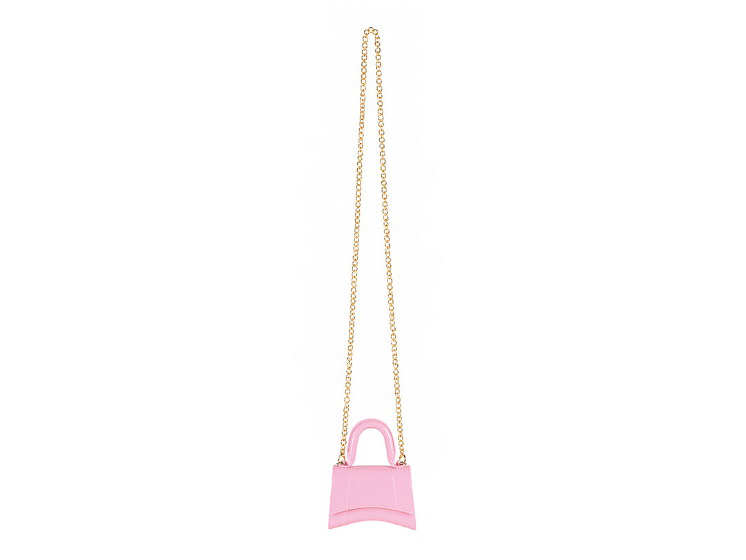 Bolsa de mano color fucsia brillante con asa redondeada y herrajes dorados.