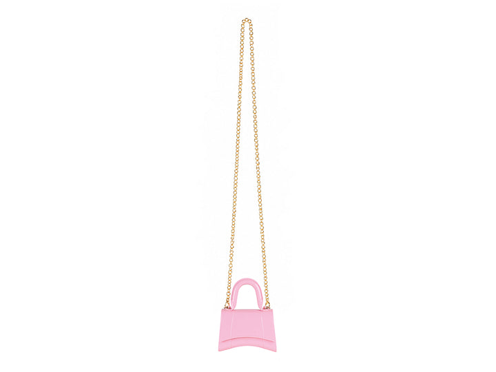 Bolsa de mano color fucsia brillante con asa redondeada y herrajes dorados.