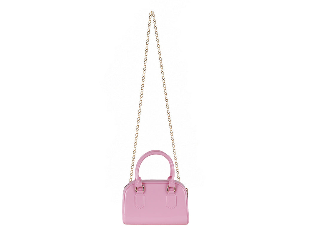 Bolsa de plástico color rosa brillante con asa superior y detalles metálicos dorados.