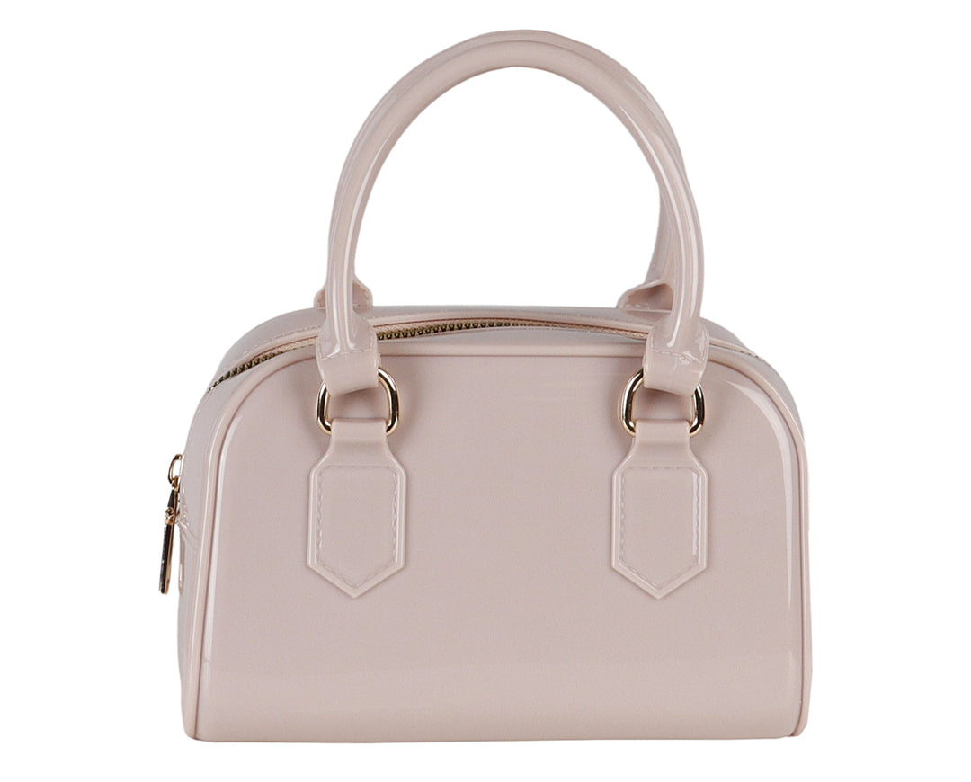 Bolsa de mano color latte con acabado brillante y herrajes dorados.