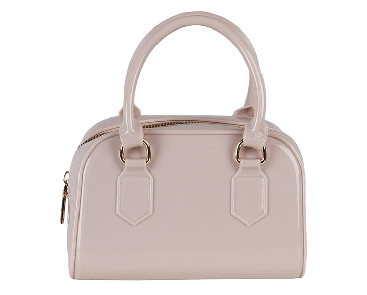 Bolsa de mano color latte con acabado brillante y herrajes dorados.