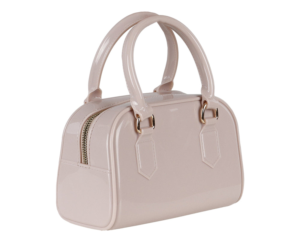 Bolsa de mano color latte con acabado brillante y herrajes dorados.