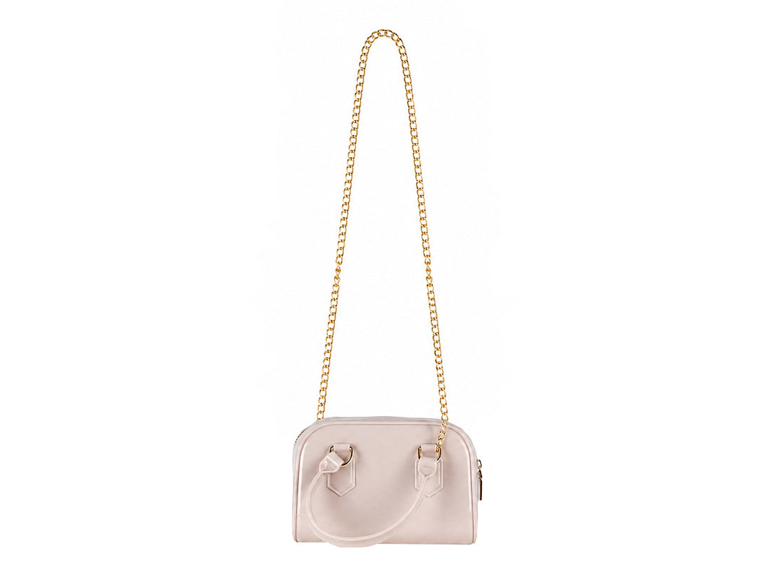 Bolsa de mano color latte con acabado brillante y herrajes dorados.