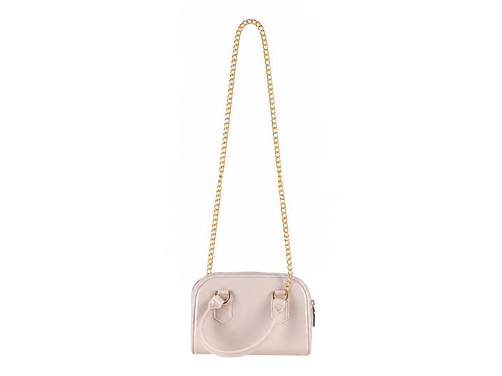 Bolsa de mano color latte con acabado brillante y herrajes dorados.