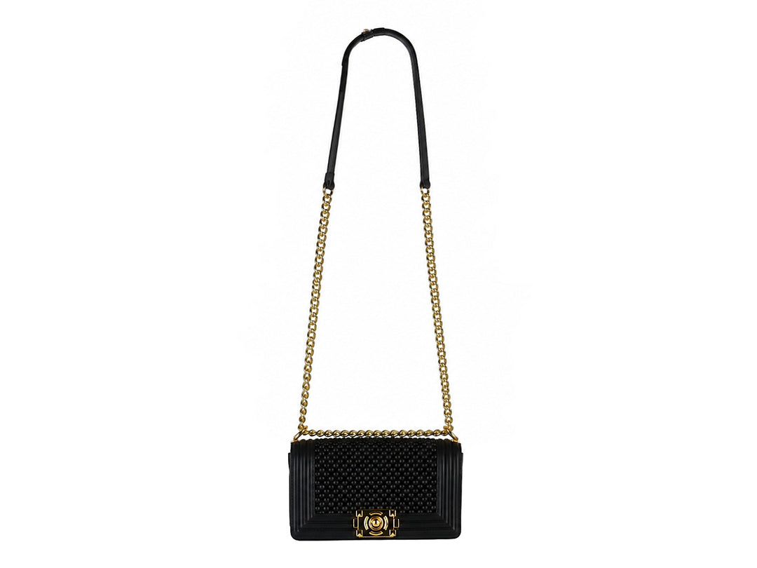Bolsa de hombro negra con textura acolchada y correa de cadena dorada.