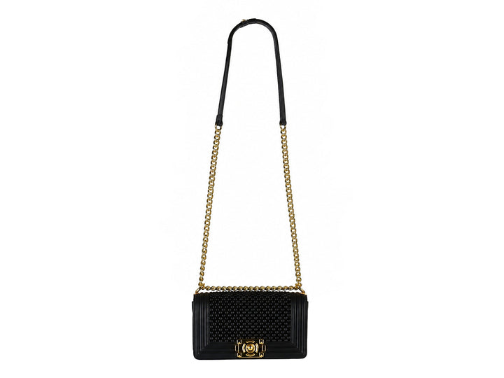 Bolsa de hombro negra con textura acolchada y correa de cadena dorada.