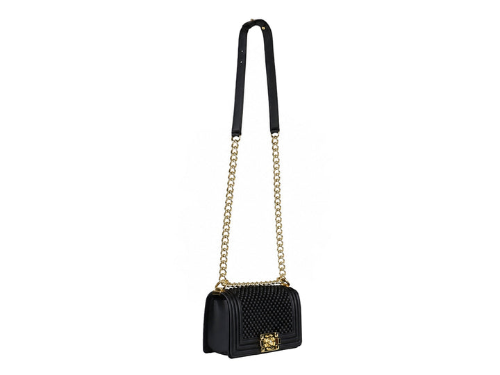 Bolsa de hombro negra con textura acolchada y correa de cadena dorada.