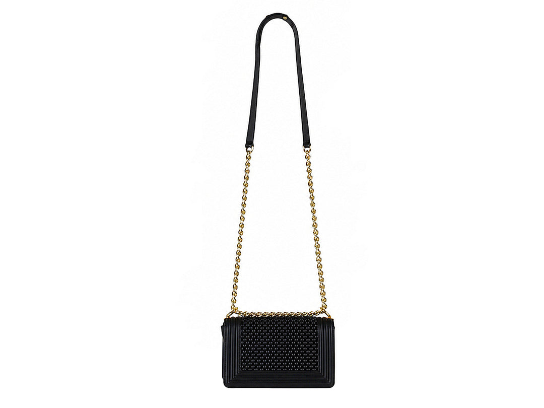 Bolsa de hombro negra con textura acolchada y correa de cadena dorada.