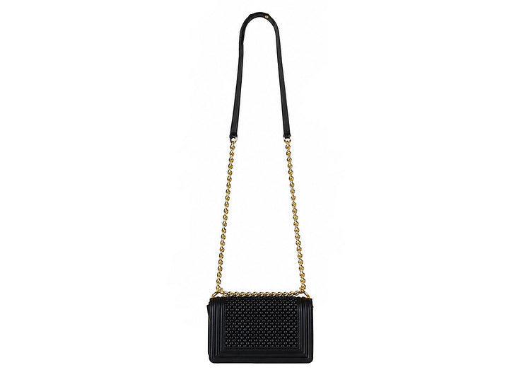 Bolsa de hombro negra con textura acolchada y correa de cadena dorada.