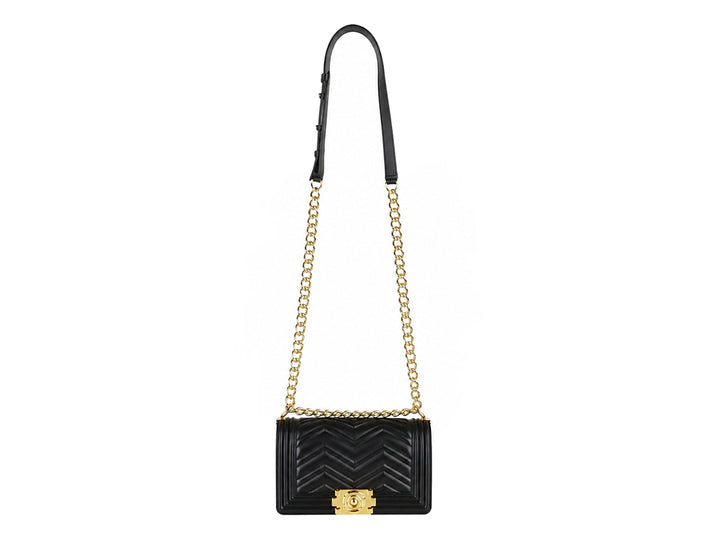 Bolsa de hombro negra con cadena dorada y diseño de costura en relieve tipo chevron.