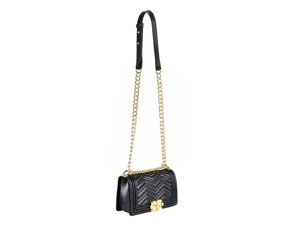 Bolsa de hombro negra con cadena dorada y diseño de costura en relieve tipo chevron.