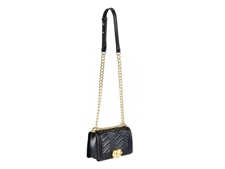 Bolsa de hombro negra con cadena dorada y diseño de costura en relieve tipo chevron.