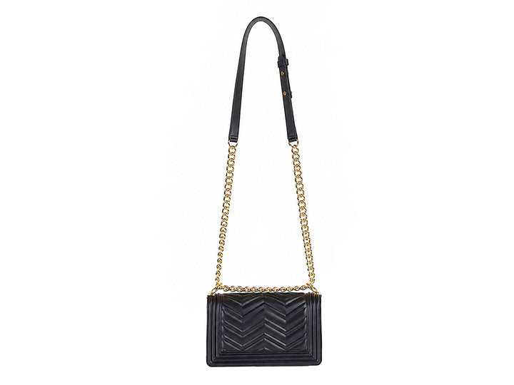 Bolsa de hombro negra con cadena dorada y diseño de costura en relieve tipo chevron.