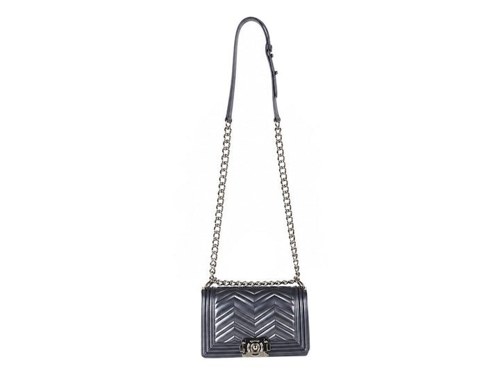 Bolsa de hombro color plata con correa de cadena y diseño acolchado en chevron.